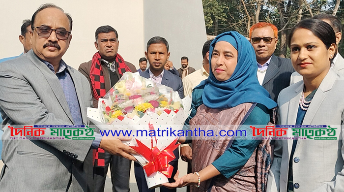 ঢাকা বিভাগীয় কমিশনারকে গোয়ালন্দে ফুলেল অভ্যর্থনা